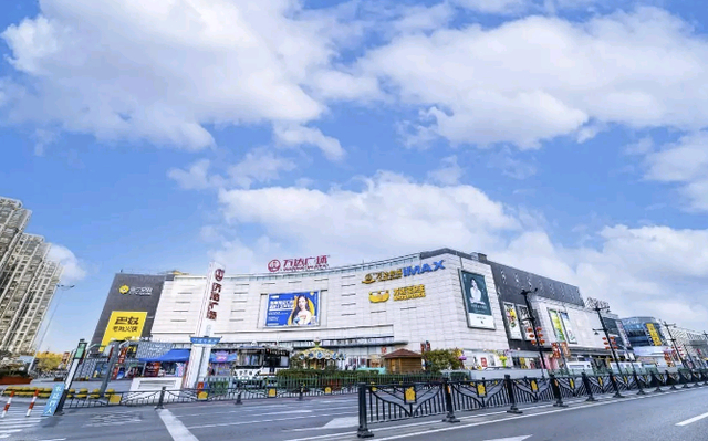 5月20日在洛阳市涧西区万达广场举办宜阳不一样都市大篷车公益助