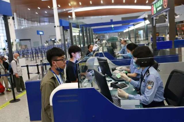 香港高中生组团通过港珠澳大桥赴内地考察。港珠澳大桥边检站供图