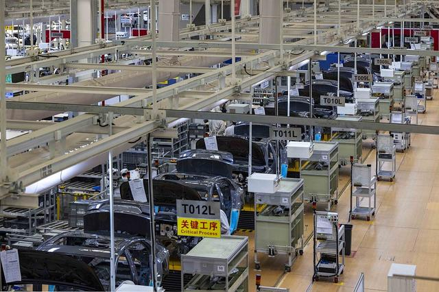 2023年3月27日，湖北宜昌，猇亭区广汽传祺生产基地，工人在乘用车自动化生产线上忙碌。视觉中国 资料图
