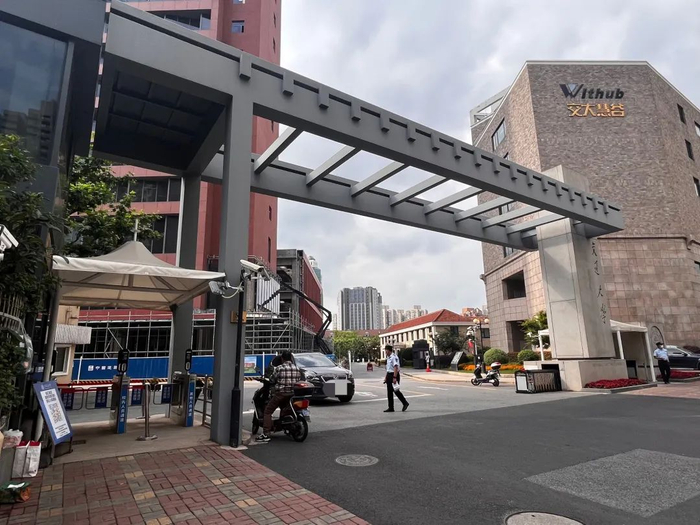 5月19日，上海交大徐汇校区，校外访客可通过校门左方扫码登记入校。本文图片均为 澎湃新闻记者 邹佳雯 摄