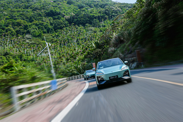 深蓝S7对路面颠簸的过滤比较及时，过弯侧倾控制也比较到位