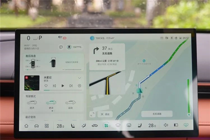 15.6英寸中控屏配备了8155芯片，功能性和流畅度不错