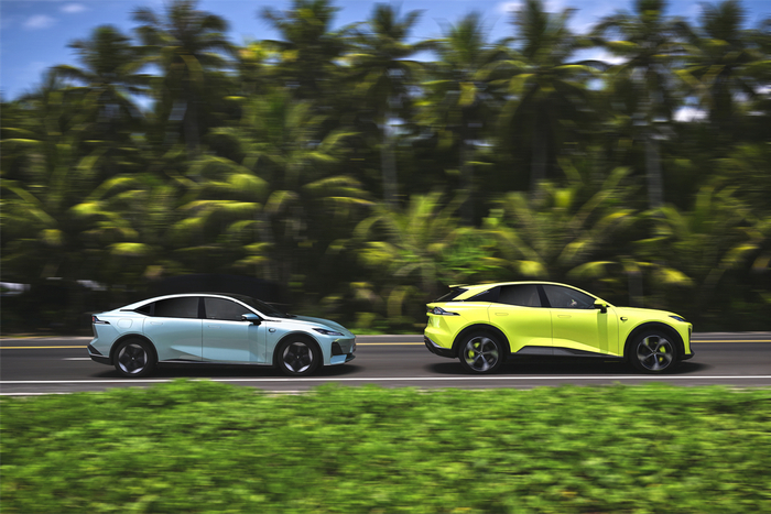 从对比中不难看出，深蓝S7与SL03的设计语言如出一辙