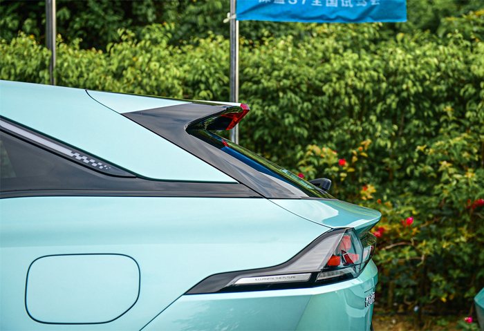 尾部的造型设计可以说相当前卫，进一步加强了整体造型的动感