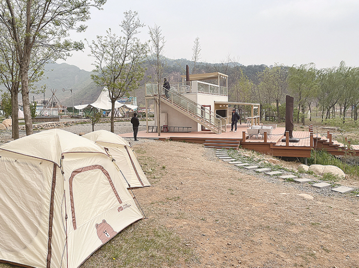 走近自然去露营。