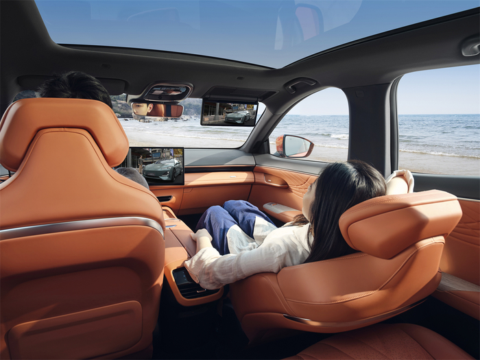 前排遮光板处的副屏设计比较新奇，视线角度也比较合理