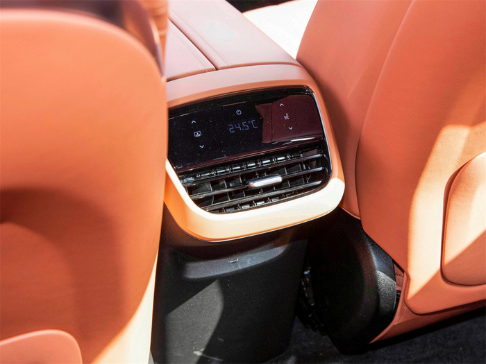 例如，后排有空调独立控制，但充电口只有一个C口