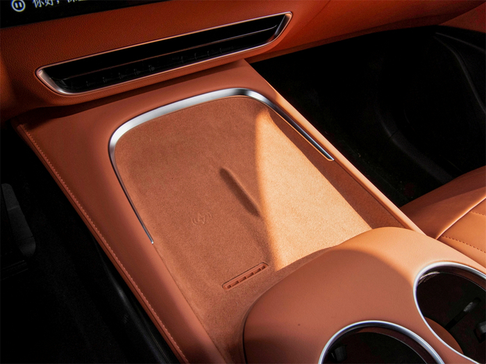 40W的无线充电达到了当下的第一梯队水平，有散热通风口这点要好评