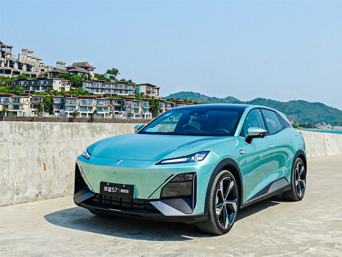 动感、富有张力的设计风格在深蓝S7上依旧得到了保持
