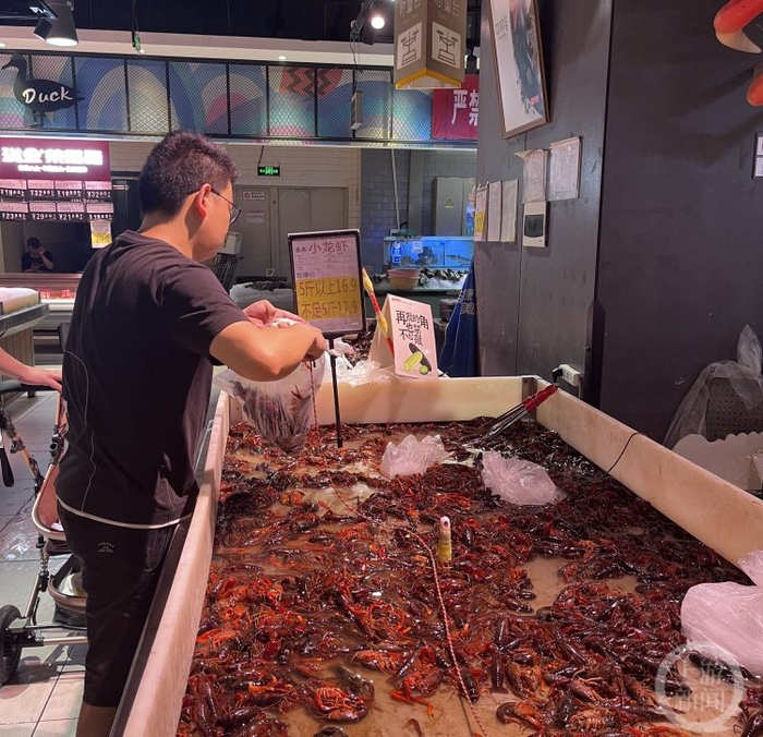  ▲市民正在一超市内挑选小龙虾