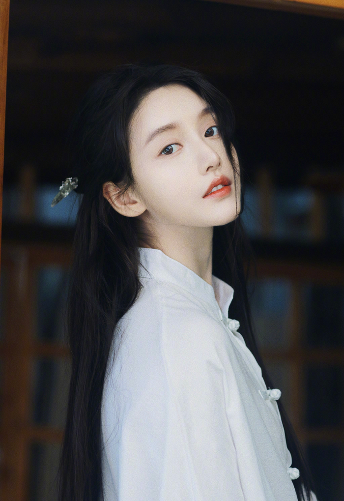 姜贞羽氛围感写真,唯一纯白的茉莉花,清纯又动人!