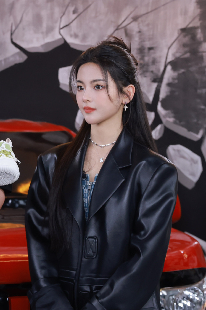 杨超越皮衣造型 杨超越为车澈庆生|杨超越|车澈_新浪新闻