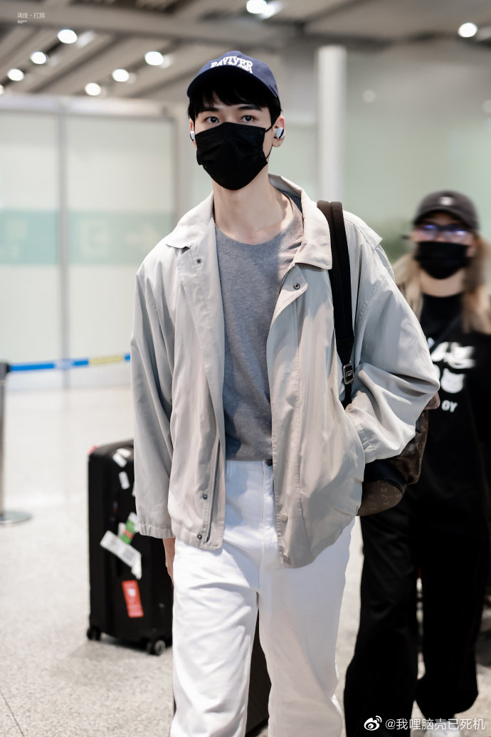龚俊回国到达机场路透9615 灰色夹克 蓝色棒球帽,回国啦我们俊子