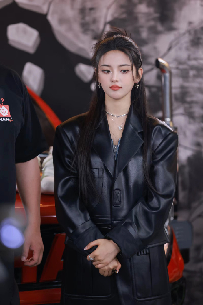 杨超越皮衣造型 杨超越为车澈庆生|杨超越|车澈_新浪新闻