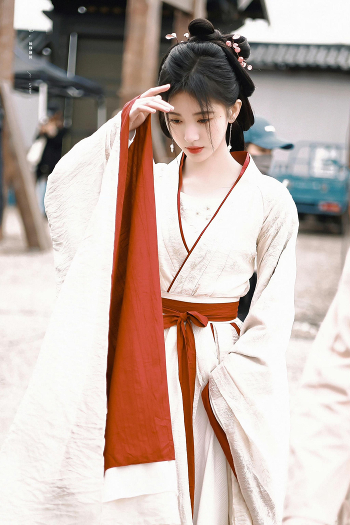 鞠婧祎花间令白衣饭拍,温柔娴静的古典美人,期待杨采薇啦|鞠婧祎_新浪