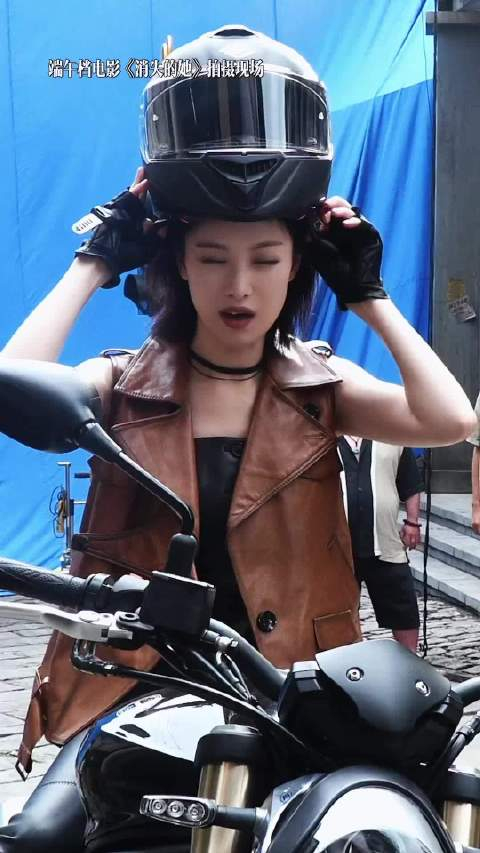 倪妮机车上摘头盔甩头发拿捏甜酷风消失的她