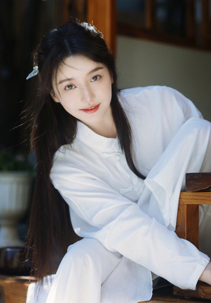 姜贞羽氛围感写真,唯一纯白的茉莉花,清纯又动人!