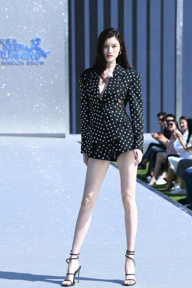 身穿透视拼色连衣裙大胆凹造型,媚而不俗|何穗|连衣裙|穿搭_新浪新闻