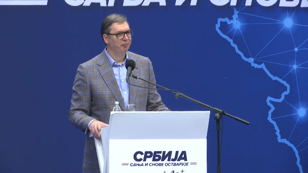 当地时间19日，武契奇发表讲话。图源：外媒