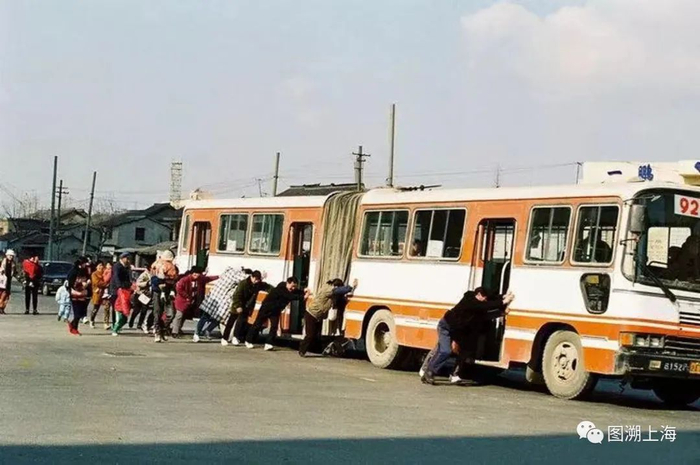 92路SK6152Pc型公共汽车，漕宝路（网图）