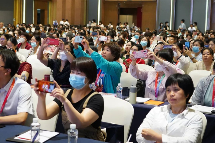 ▲参会学员拍照记录讲题内容，学术氛围浓厚。