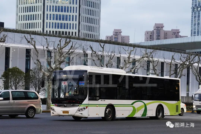 92路ZK6125BEVG6（Z2C）型客车，漕宝路（魏家钧 摄）