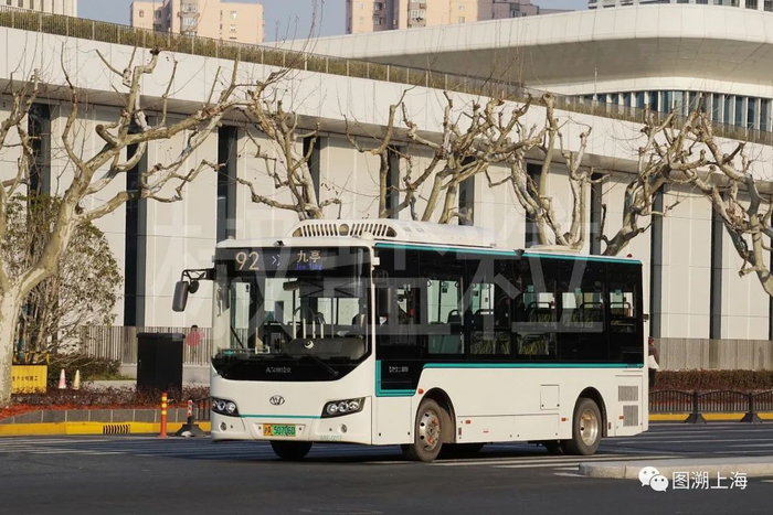 92路SXC6810GBEV2（W8E）型客车，漕宝路（魏家钧 摄）