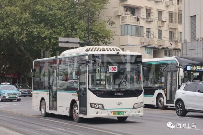 92路（代车）SXC6810GBEV2（W8E）型客车，天钥桥路（魏家钧 摄）
