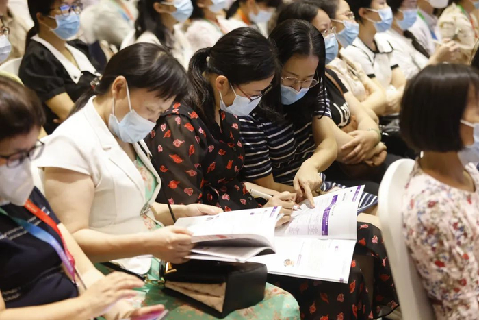 ▲参会学员交流讲题内容，学术氛围浓厚。