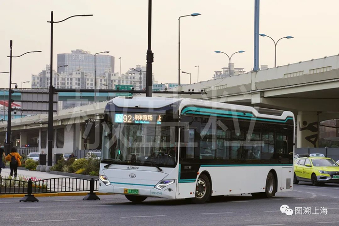 92路SXC6106GBEV2（W0H）型客车，零陵路（魏家钧 摄）