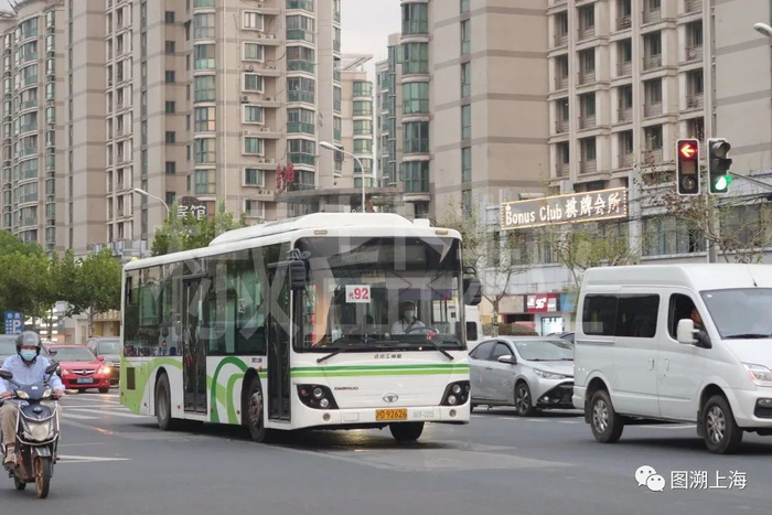 92路（代车）SXC6105G5（WOF）型客车，漕宝路古美路（魏家钧 摄）