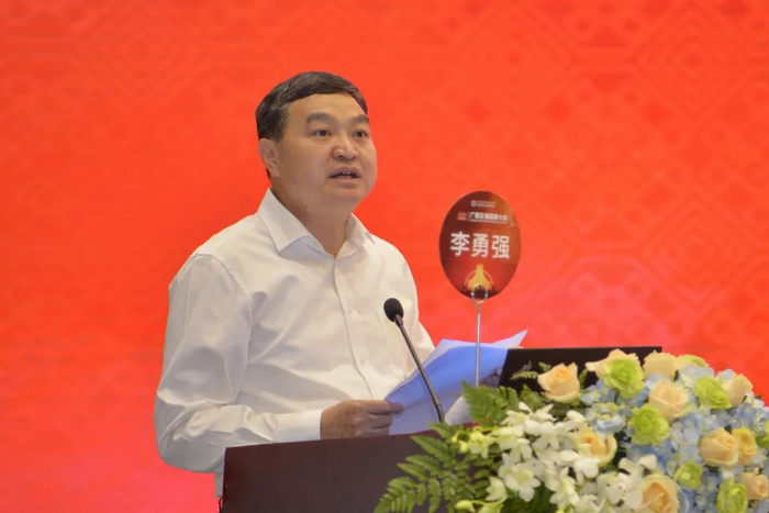 ▲自治区卫生健康委党组成员、副主任李勇强致辞。