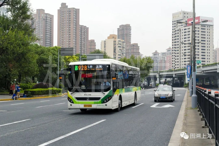 92路B线SWB6128EV52（SWB）型客车，中山南二路（贺佳伟 摄）