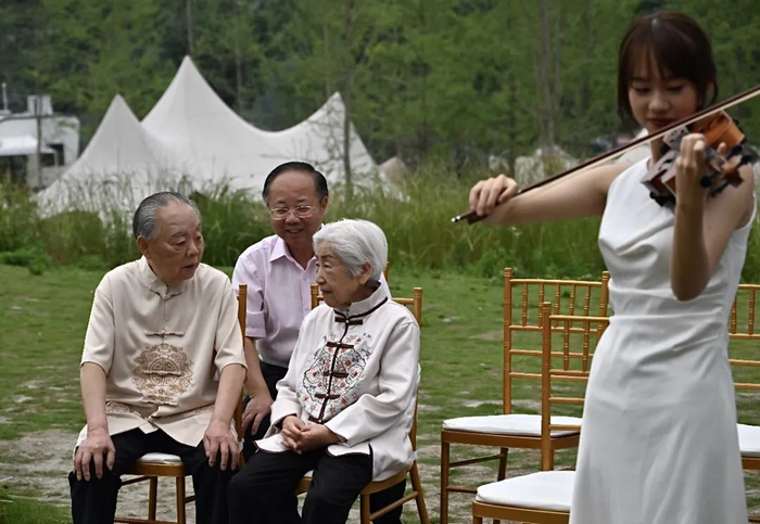 ▲李伯俊老人和宋桃臻老人