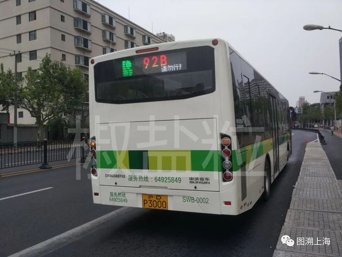 92路B线SWB6128EV52（SWB）型客车，漕宝路虹漕路（魏家钧 摄）