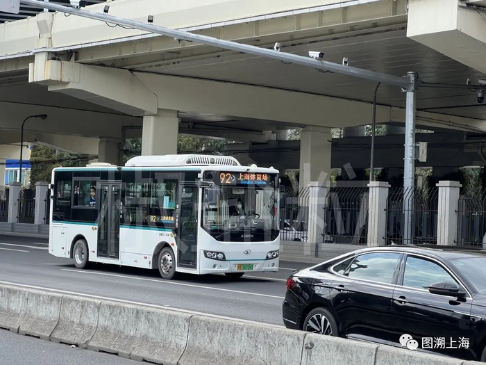 92路SXC6810GBEV2（W8E）型客车，漕溪路（张渊源 摄）