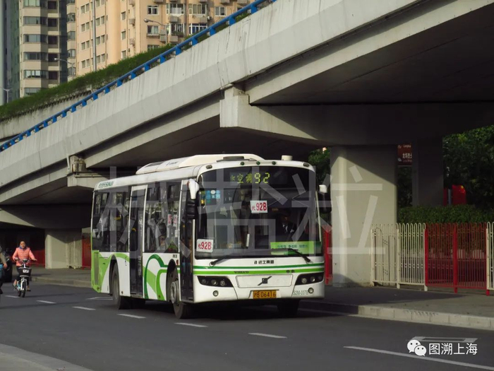 92路B线（92路代车）SWB6120V6LE（S2M）型客车，中山南二路（魏家钧 摄）