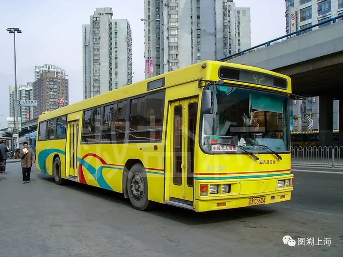 92路JLY6120（JLY）型客车，上海体育场@中山南二路（贺佳伟 摄）