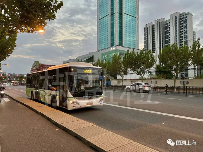 92路ZK6125BEVG6（Z2C）型客车，漕宝路（张渊源 摄）