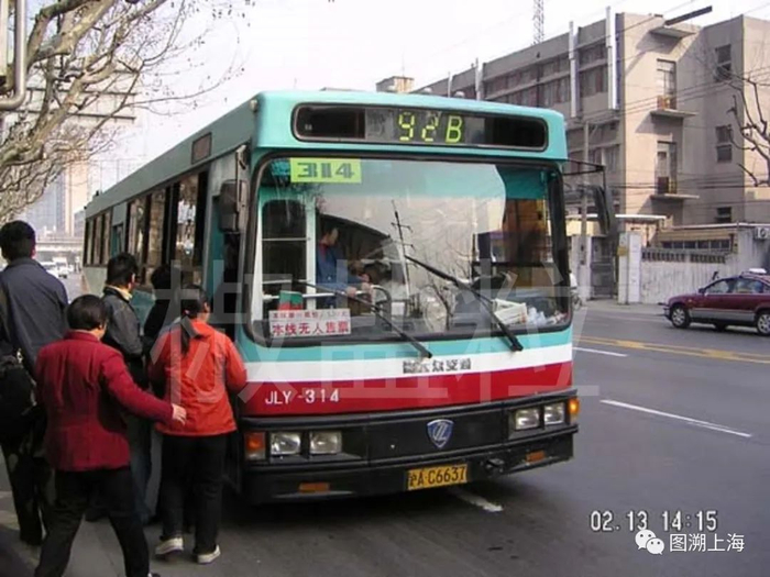 92路B线JLY6120（JLY）型客车，漕宝路（魏家钧 摄）