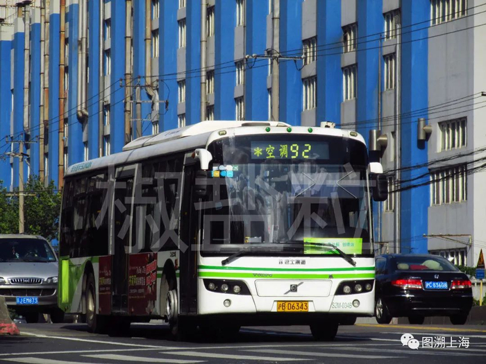 92路SWB6120V6LE（S2M）型客车，漕宝路三号桥（魏家钧 摄）