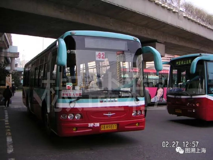 92路（代车）SWB6105HDP10-3（3HP）型客车，上海体育馆@漕溪路枢纽站（魏家钧 摄）