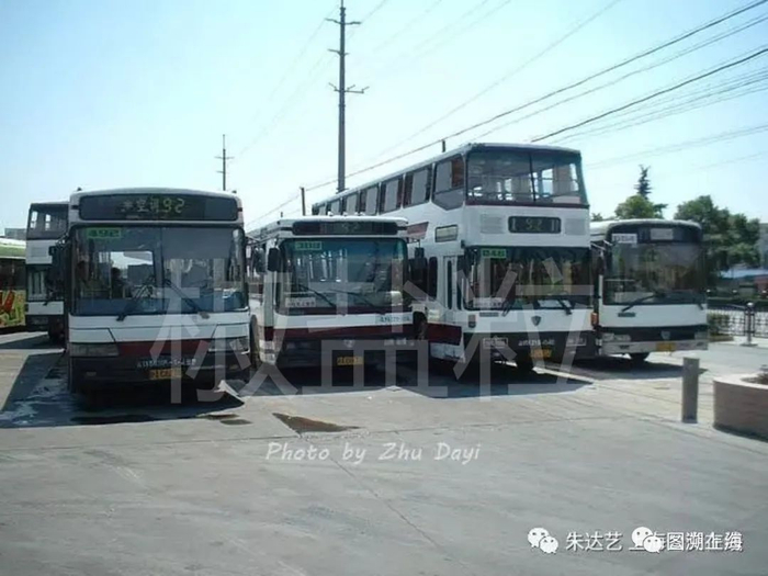 92路各型车辆，交大农学院（朱达艺 摄）