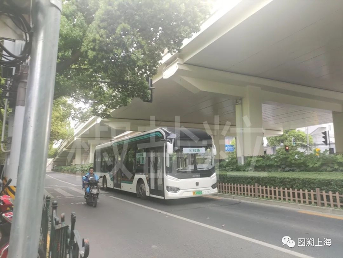 92路（代车）SWB6129BEV68G（S2Z）型客车，漕溪路（李凯 摄）