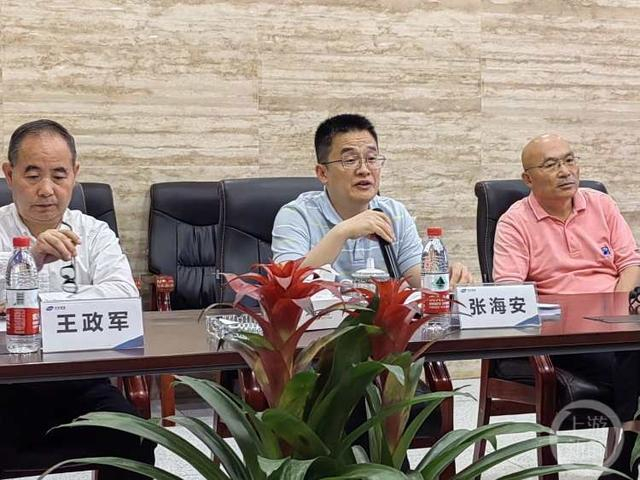 △右起：华邦健康董事长张松山、董事总经理张海安、监事会主席王政军