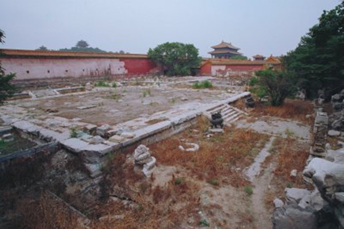 建福宫花园火场（上）建福宫花园遗址（下） （来源：故宫博物院官网）