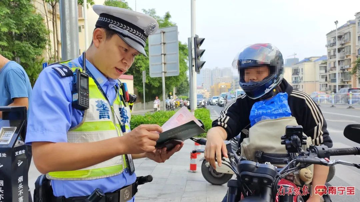 交警检查车手相关证件等