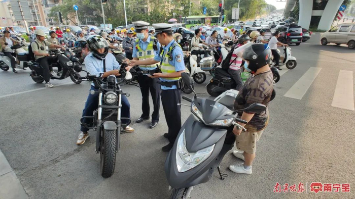 南宁交警在青山英华立交开展整治行动