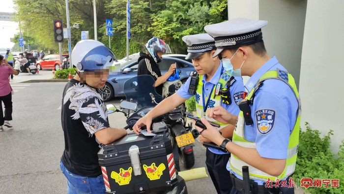 交警拦下摩托车进行检查