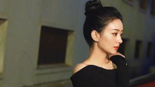 赵丽颖拍摄花絮夜幕光影灯光氛围下的颖宝美的好耀眼